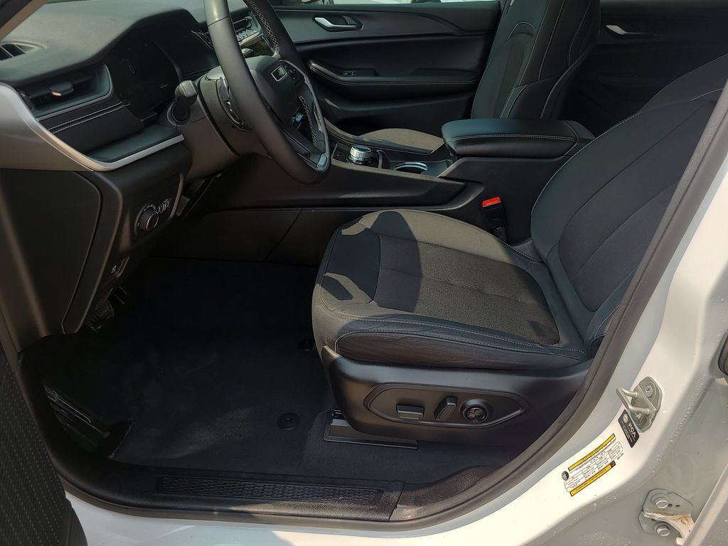 Used 2024 Jeep Grand Cherokee L Laredo w/ Luxury Tech Group I AWD/4WD image 15