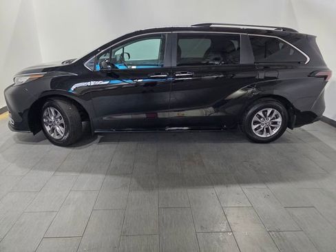 Used 2023 Toyota Sienna XLE image 2