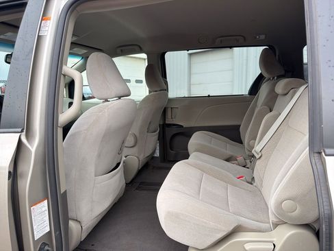 Used 2015 Toyota Sienna LE image 22