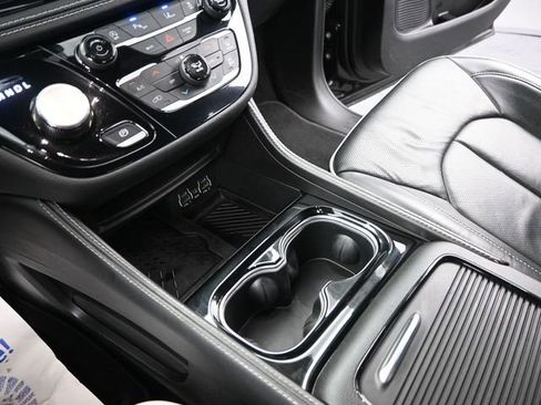 Used 2025 Chrysler Pacifica Limited image 34