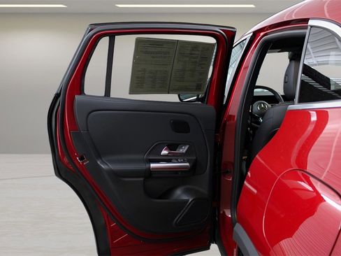 Used 2025 Mercedes-Benz GLA 250 image 18