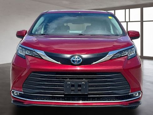 Used 2023 Toyota Sienna XLE FWD image 2