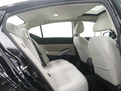 Used 2023 Nissan Altima 2.5 SV w/ SV Premium Package image 12