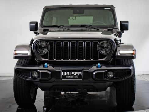 Used 2024 Jeep Wrangler Unlimited image 2