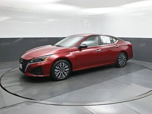 Certified 2025 Nissan Altima 2.5 SV FWD image 1
