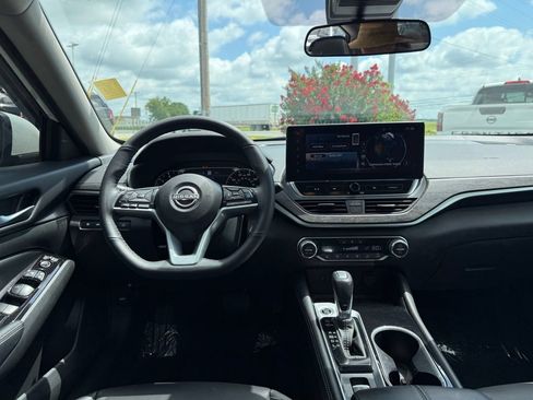 Used 2025 Nissan Altima 2.5 SL FWD image 13