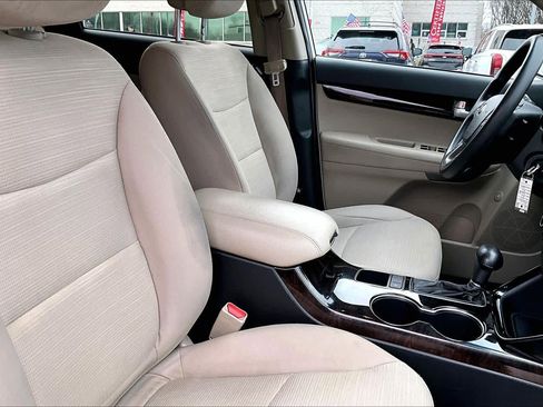 Used 2015 Kia Sorento LX image 8