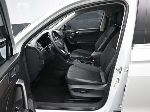 Used 2023 Volkswagen Tiguan SE w/ Panoramic Sunroof Package FWD image 9
