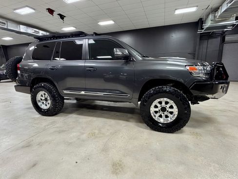 Used 2019 Toyota Land Cruiser image 9