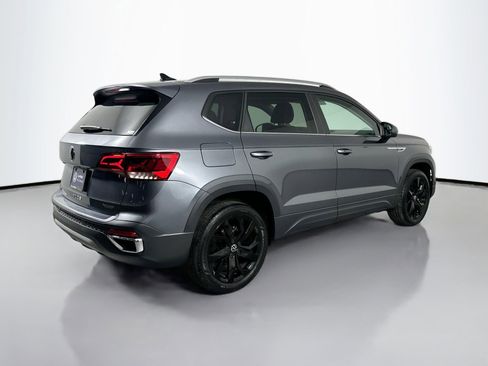 Certified 2022 Volkswagen Taos SE image 5