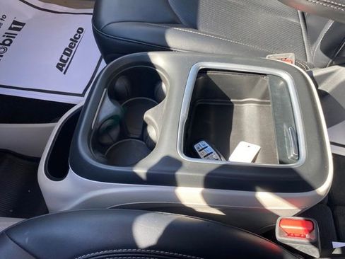 Used 2024 Chrysler Pacifica Touring-L image 13