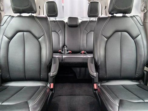 Used 2024 Chrysler Pacifica Touring-L image 3