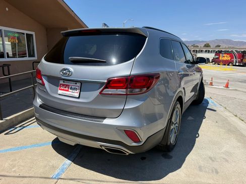 Used 2017 Hyundai Santa Fe SE FWD image 3
