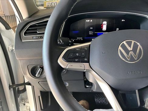 Used 2024 Volkswagen Tiguan SE image 23