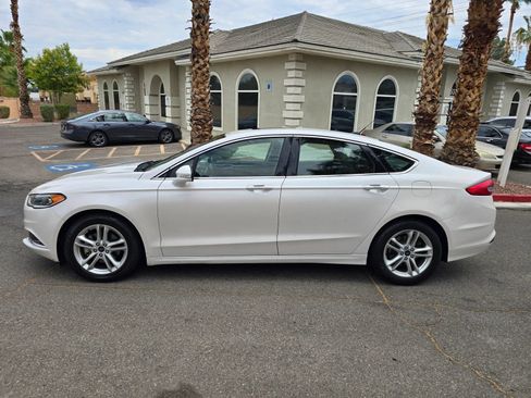 Used 2018 Ford Fusion SE w/ Fusion SE Technology Package FWD image 4