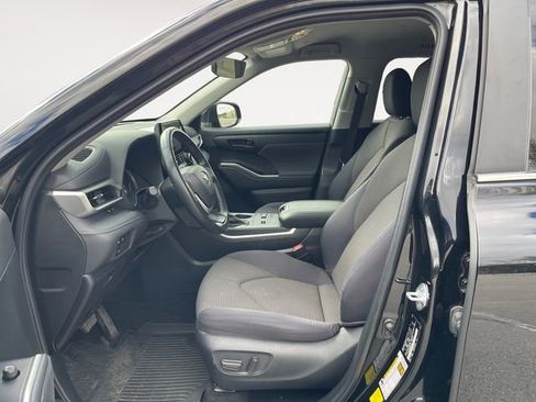 Used 2023 Toyota Highlander LE FWD image 9
