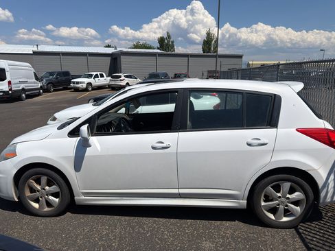 Used 2011 Nissan Versa Hatchback w/ Premium Pkg FWD image 3