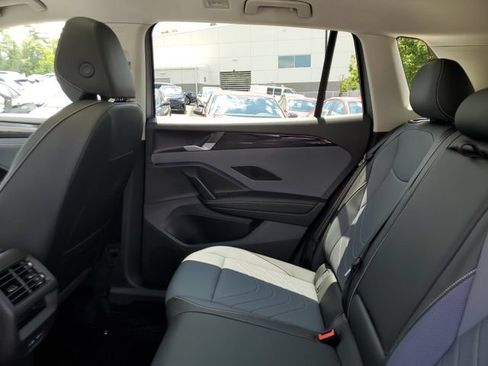 Used 2025 Volkswagen Tiguan SE w/ Panoramic Sunroof Package AWD/4WD image 10