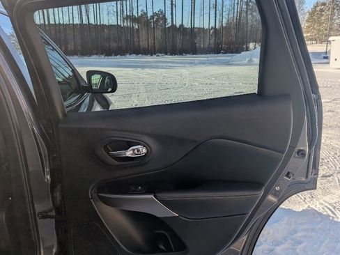 Used 2019 Jeep Cherokee Limited image 18