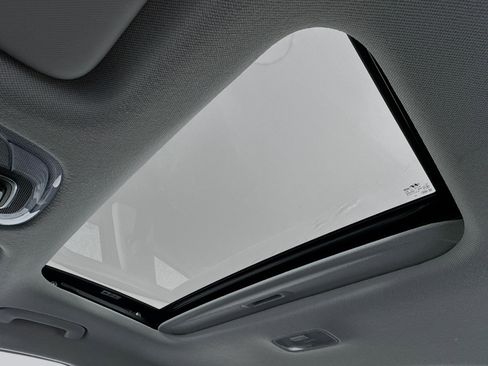 Used 2023 Hyundai Elantra Limited w/ Preferred Accessory Package FWD image 23