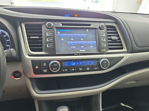 Used 2015 Toyota Highlander XLE FWD image 21