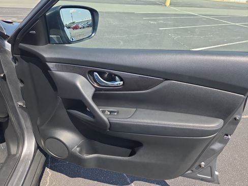 Used 2018 Nissan Rogue SV AWD/4WD image 35