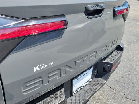Used 2025 Hyundai Santa Cruz SE FWD image 7