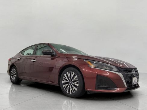 Used 2025 Nissan Altima 2.5 SV image 1