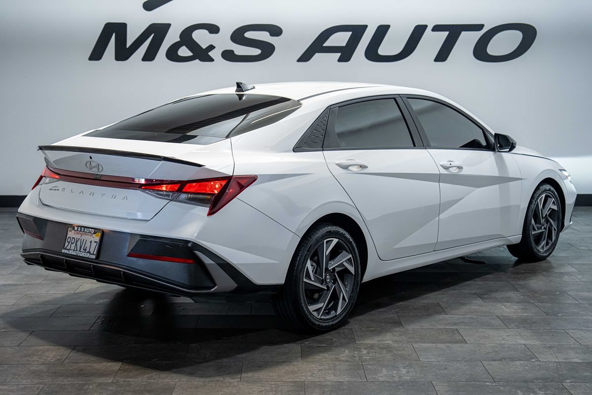 Used 2025 Hyundai Elantra Sport FWD image 2