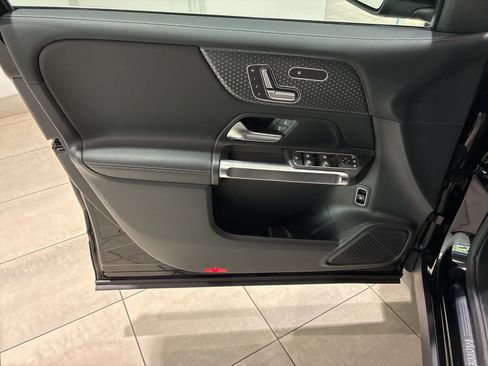 Used 2025 Mercedes-Benz GLB 250 4MATIC image 8
