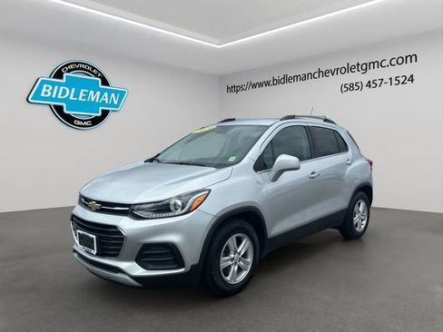 Used 2019 Chevrolet Trax LT w/ LT Convenience Package FWD image 3
