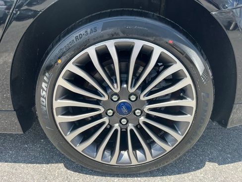 Used 2017 Ford Fusion SE w/ Fusion SE Technology Package FWD image 10