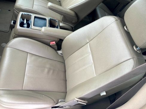 Used 2014 Chrysler Town & Country Touring-L w/ Driver Convenience Group image 9