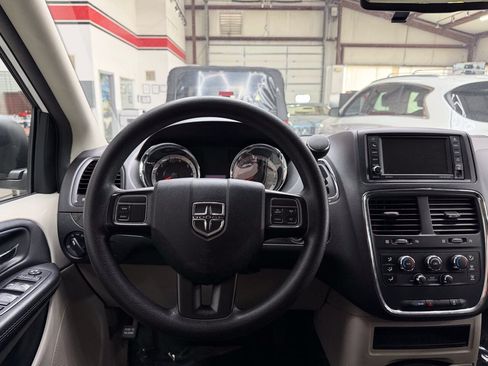 Used 2018 Dodge Grand Caravan SE FWD image 19