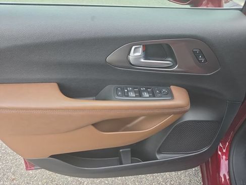 Used 2017 Chrysler Pacifica Limited FWD image 16