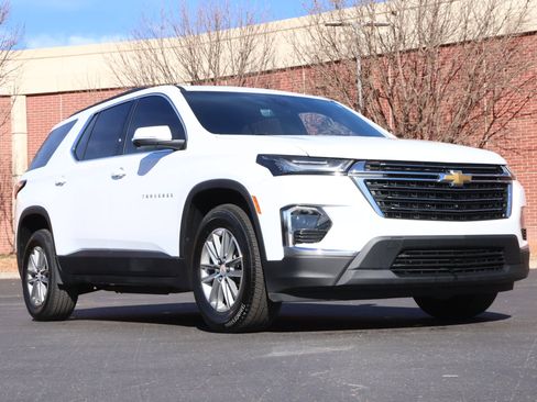 Used 2023 Chevrolet Traverse LT image 1