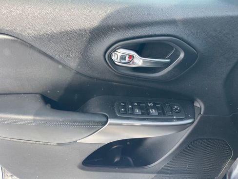 Used 2019 Jeep Cherokee Latitude Plus w/ Comfort/Convenience Group image 6