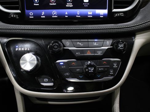 Used 2023 Chrysler Pacifica Limited image 21