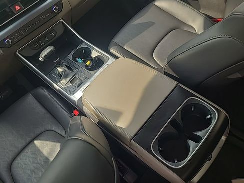 Used 2025 Kia Carnival FWD image 18