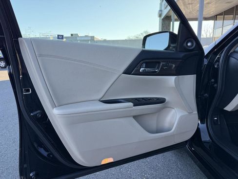 Used 2017 Honda Accord Touring image 17