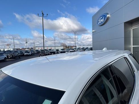 Used 2023 GMC Acadia SLE image 11