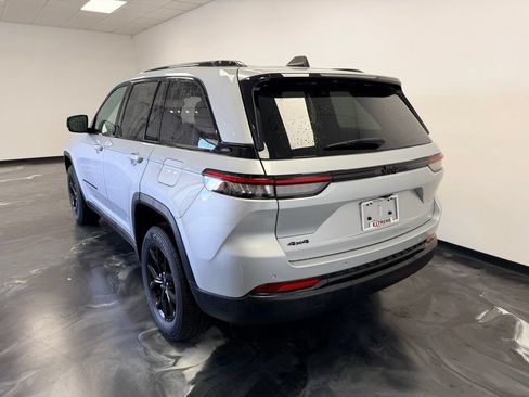 Used 2024 Jeep Grand Cherokee Altitude AWD/4WD image 19