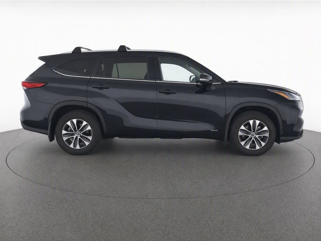 Used 2023 Toyota Highlander XLE AWD/4WD image 6
