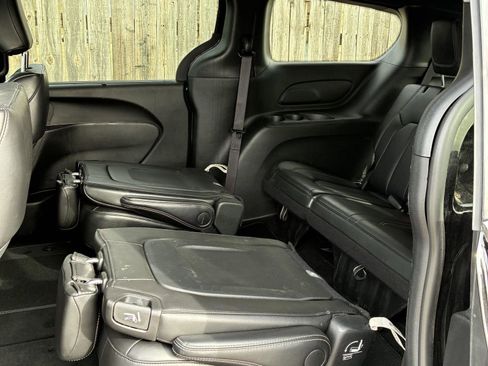 Used 2025 Chrysler Pacifica Select image 5