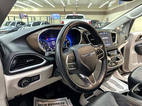 Used 2018 Chrysler Pacifica Touring-L Plus image 18