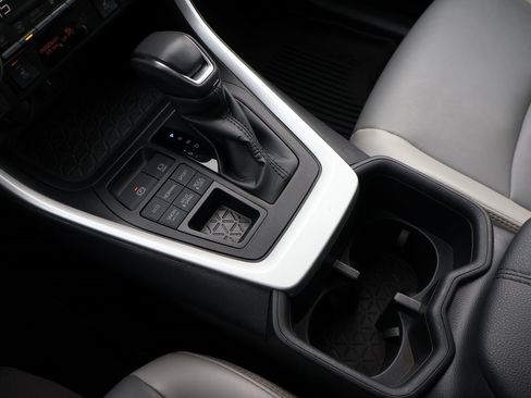 Used 2022 Toyota RAV4 XLE Premium image 24