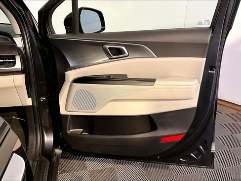 Used 2023 Kia Carnival LX FWD image 23