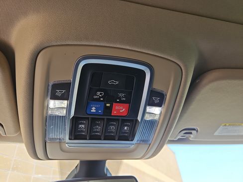 Used 2019 RAM 1500 Laramie AWD/4WD image 9
