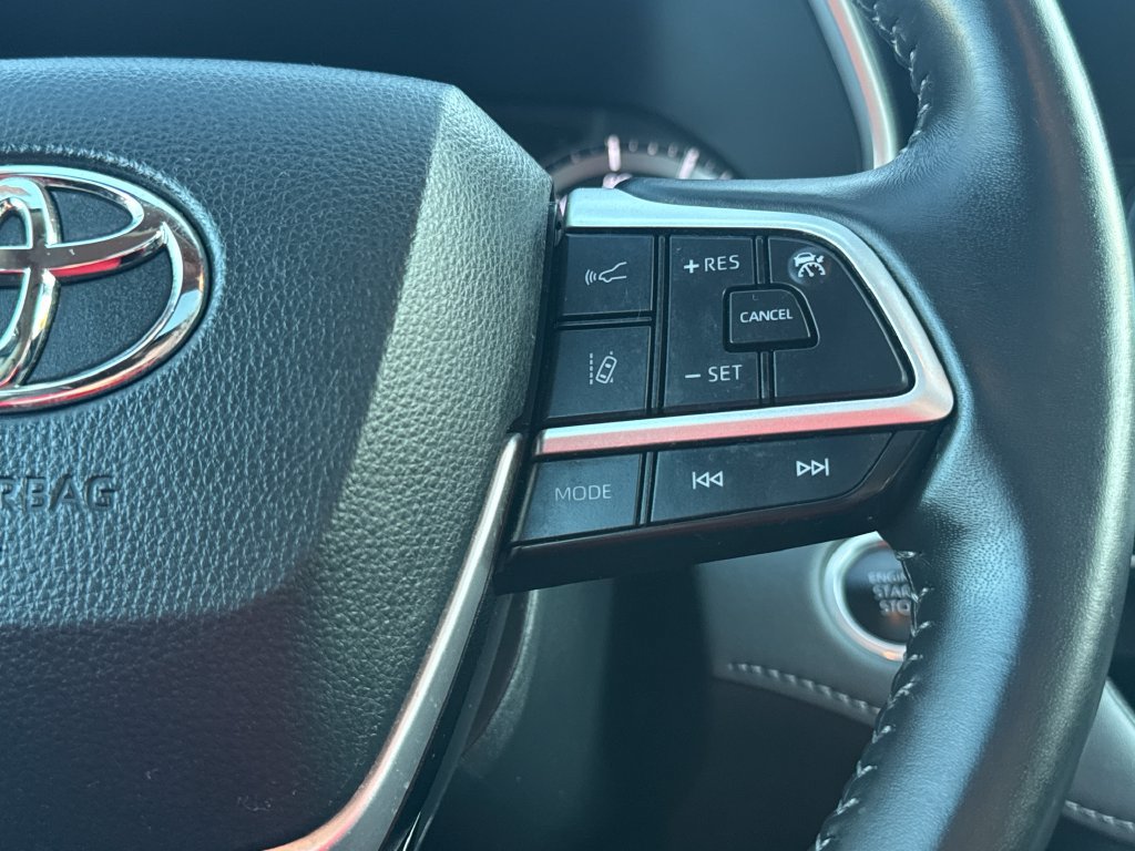 Used 2024 Toyota Highlander XLE AWD/4WD image 19