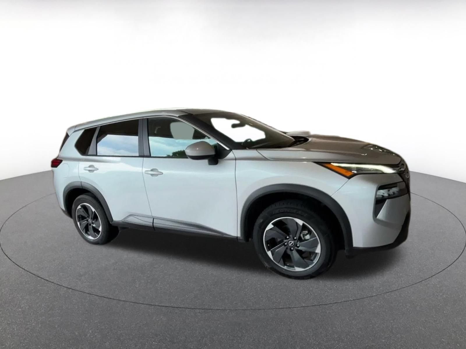 Used 2025 Nissan Rogue SV FWD image 2